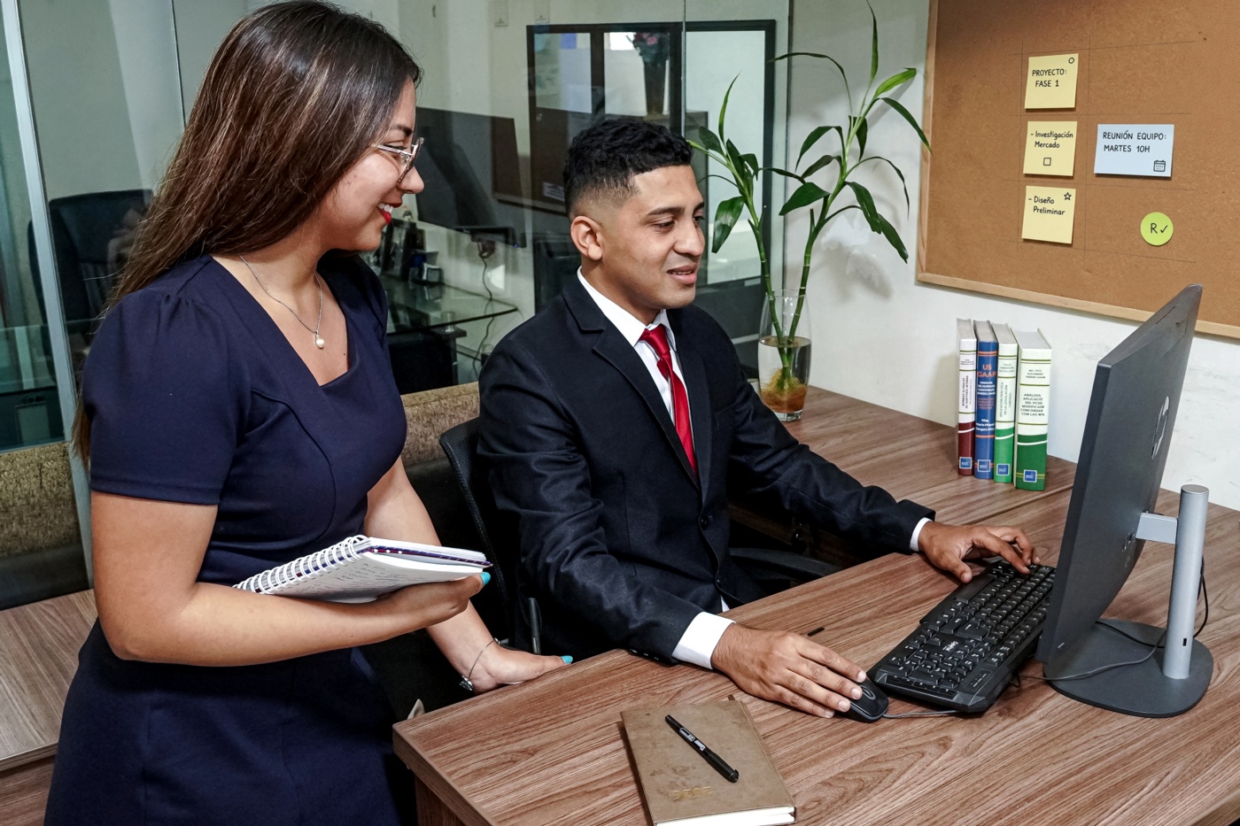 Equipo Aricruz trabajando en escritorio